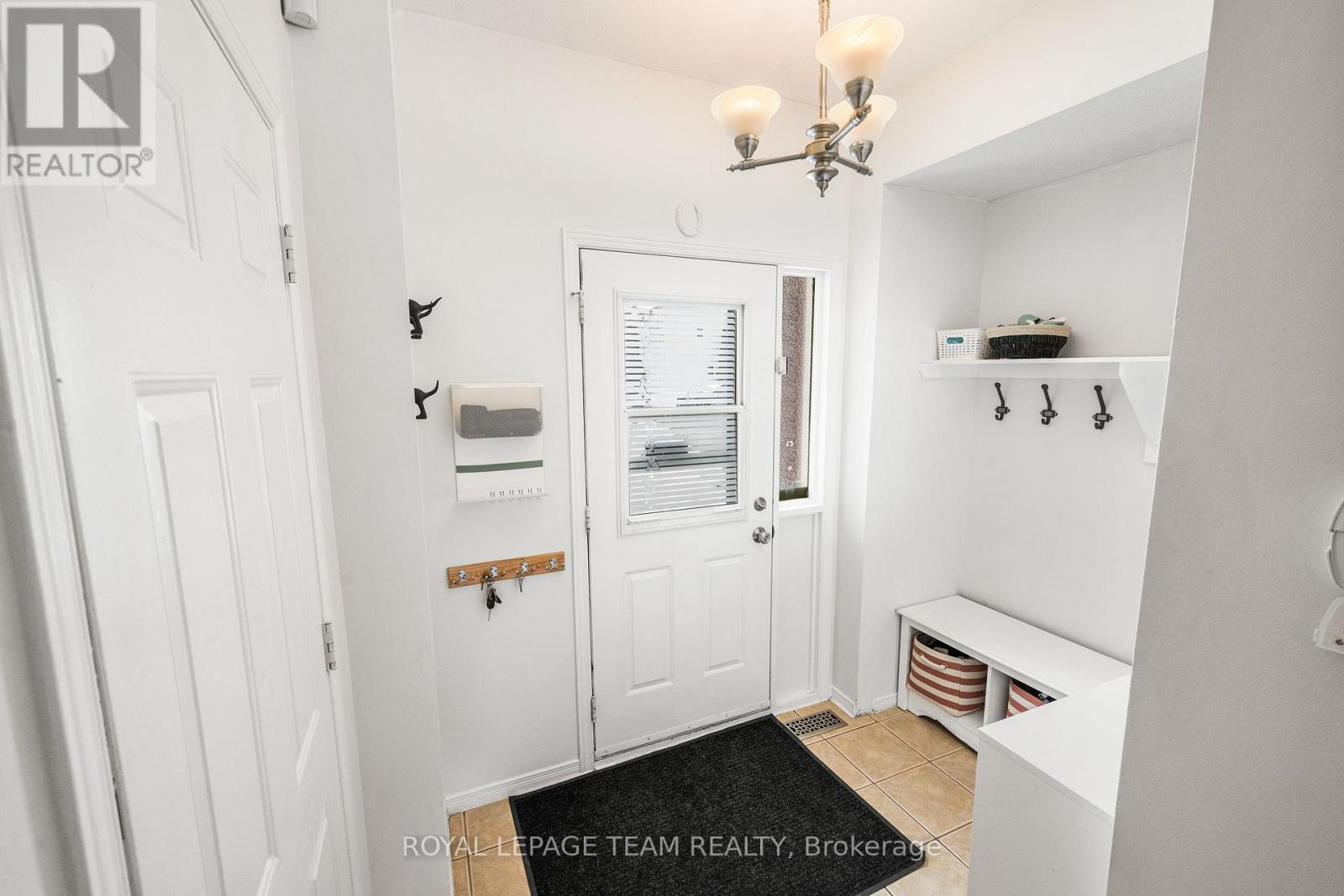 211 Longshire Circle, Ottawa, Ontario  K2J 4K8 - Photo 2 - X12845508