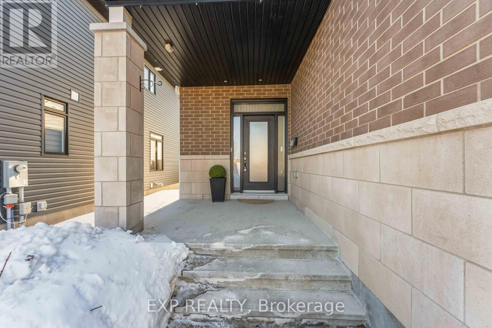 609 Putney Crescent, Ottawa, Ontario  K1S 1N4 - Photo 3 - X12845676