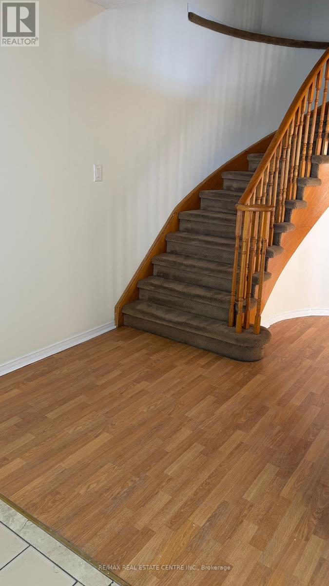 53 Thorntree Crescent, Brampton, Ontario  L6Y 3Y1 - Photo 5 - W12793360