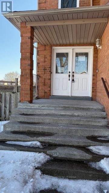 53 Thorntree Crescent, Brampton, Ontario  L6Y 3Y1 - Photo 3 - W12793360