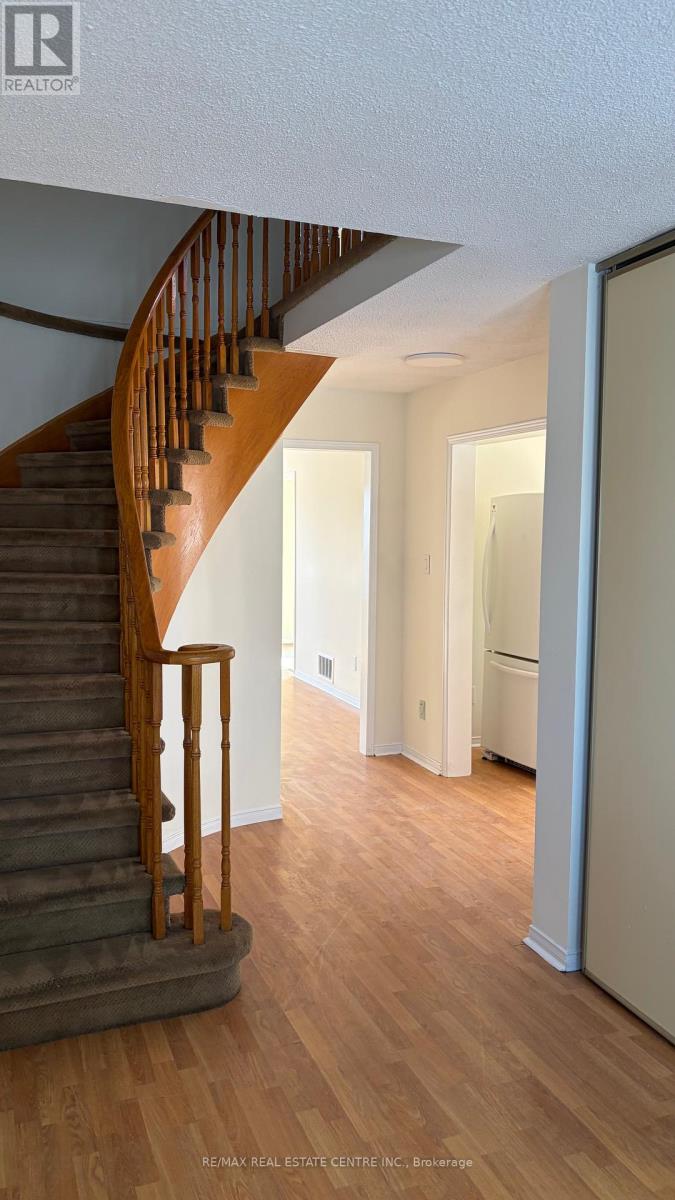 53 Thorntree Crescent, Brampton, Ontario  L6Y 3Y1 - Photo 4 - W12793360