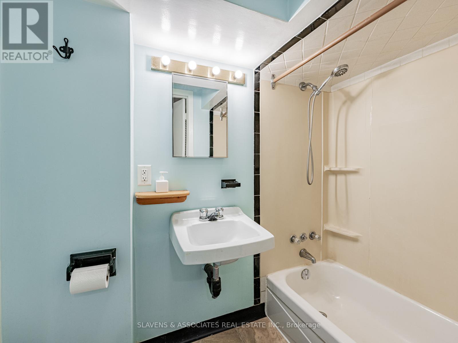 4 Burdock Lane, Toronto, Ontario  M3C 2G5 - Photo 24 - C12845662