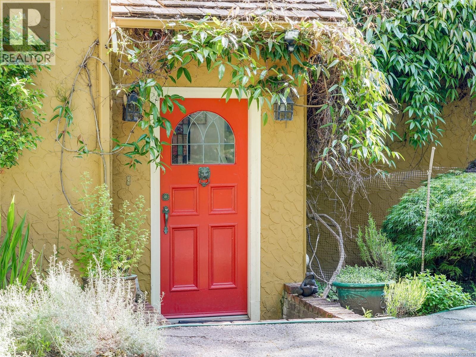 2550 Queenswood Dr, Saanich, British Columbia  V8N 1X5 - Photo 17 - 1025327