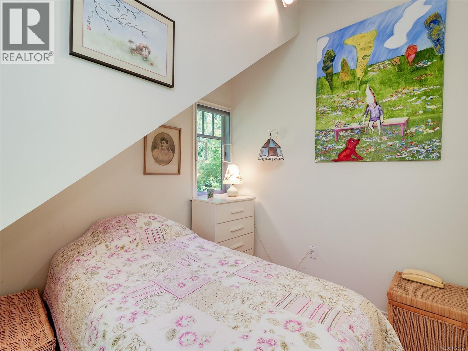 2550 Queenswood Dr, Saanich, British Columbia  V8N 1X5 - Photo 44 - 1025327