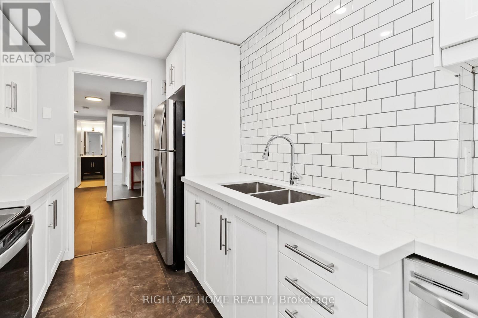 905 - 1333 Bloor Street, Mississauga, Ontario  L4Y 3T6 - Photo 3 - W12845734