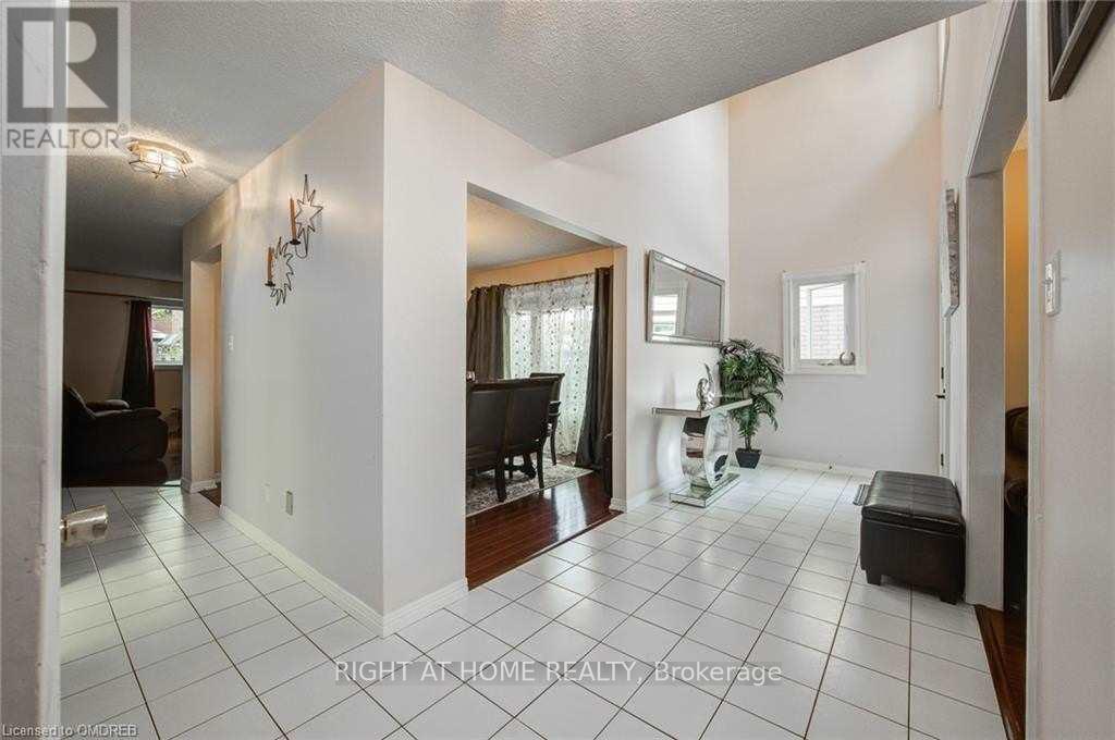 333 Brigade Drive, Hamilton, Ontario  L9B 2G1 - Photo 4 - X12845560