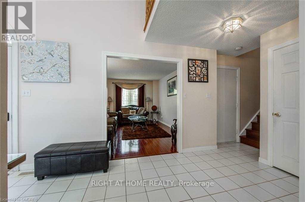 333 Brigade Drive, Hamilton, Ontario  L9B 2G1 - Photo 5 - X12845560