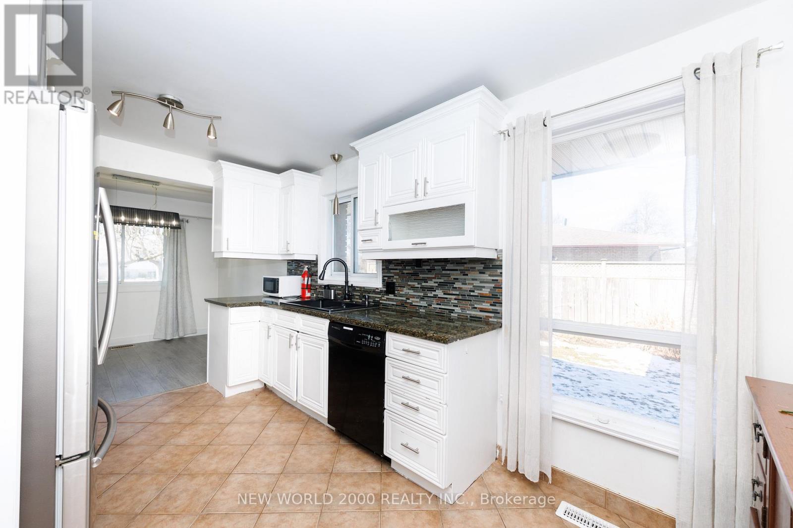 62 Champlain Avenue, Welland, Ontario  L3C 2L7 - Photo 12 - X12845610