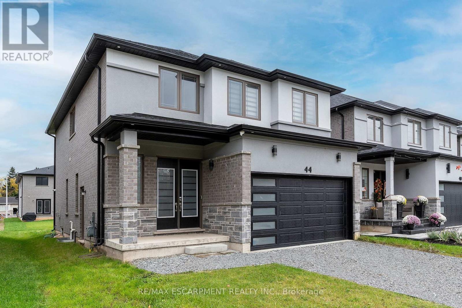 44 Miller Drive, Hamilton, Ontario  L9G 2J1 - Photo 2 - X12845630