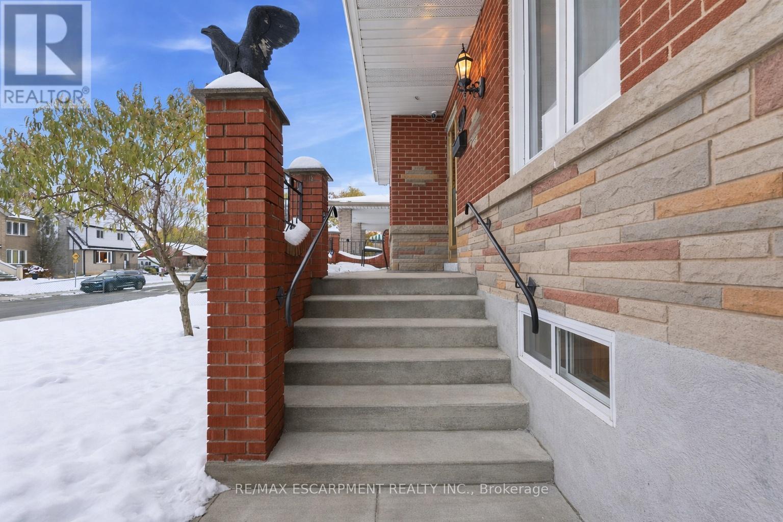 314 Hawkridge Avenue, Hamilton, Ontario  L9C 3L2 - Photo 2 - X12845684