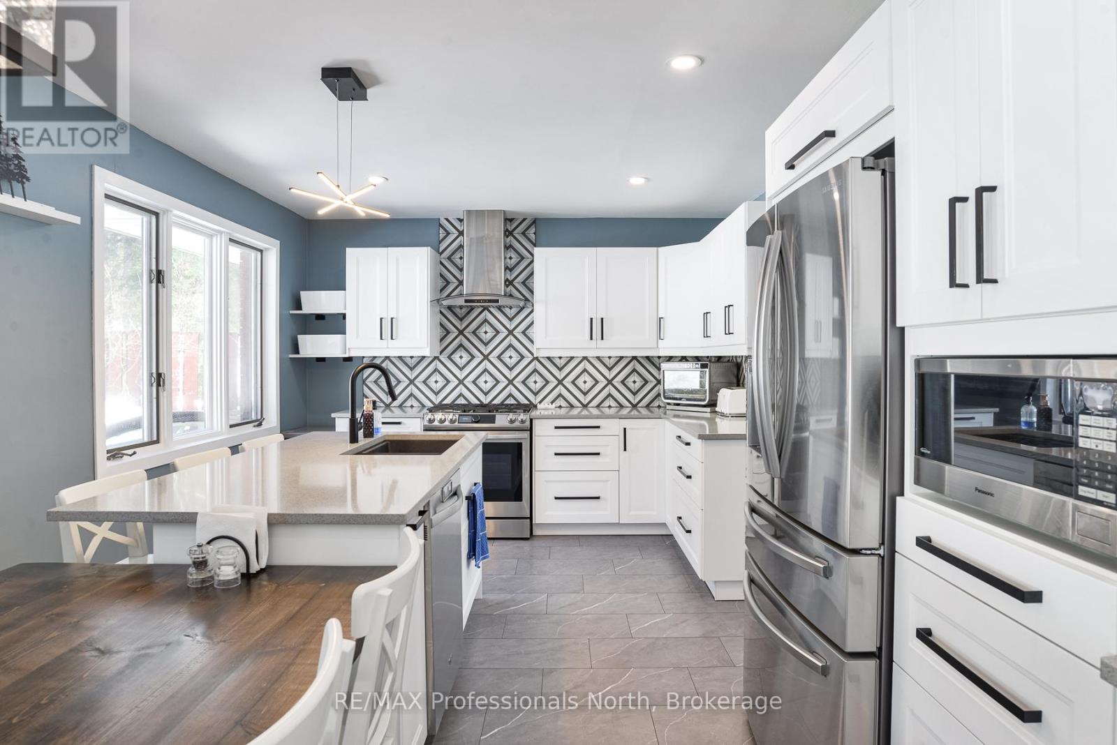 240 ORIOLE CRESCENT, Gravenhurst, Ontario