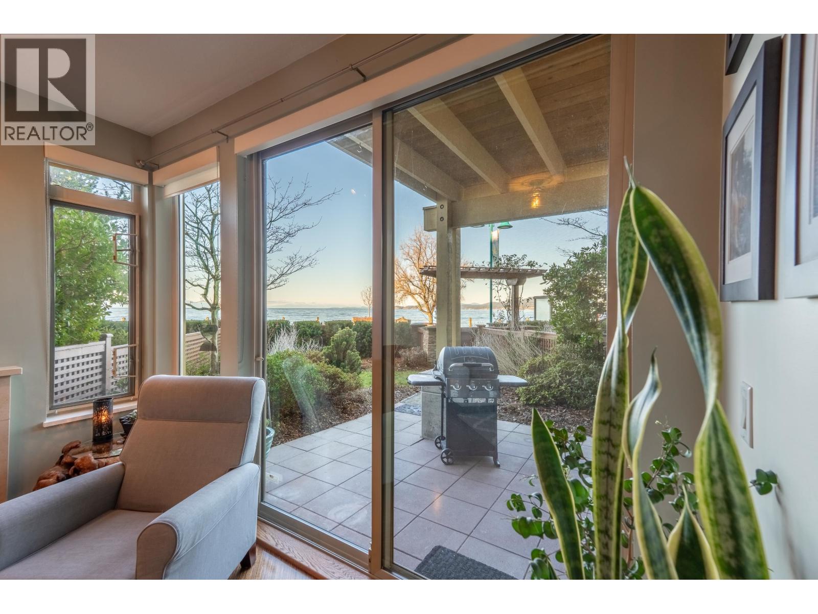 105 5160 Davis Bay Road, Sechelt, British Columbia  V7Z 0H3 - Photo 1 - R3068509