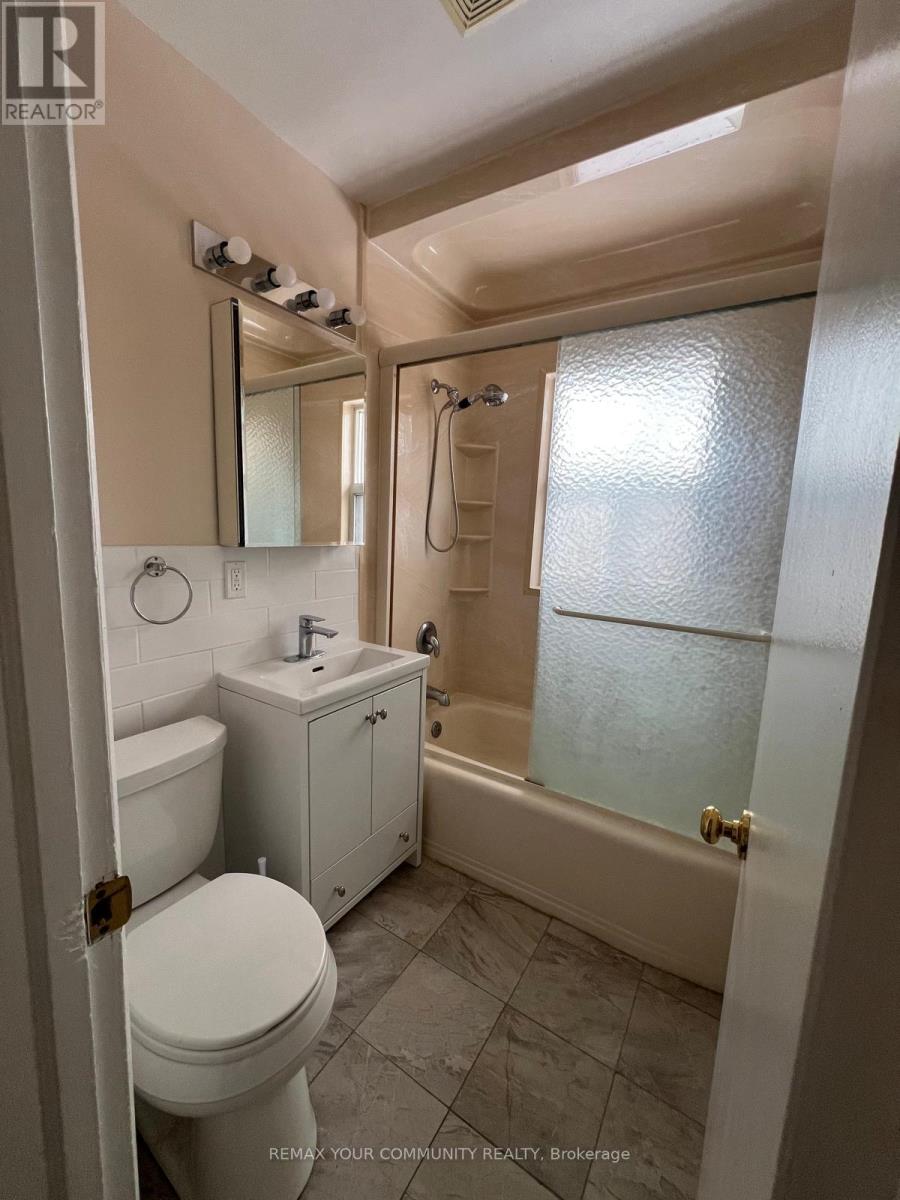 Upper - 233 Beta Street, Toronto, Ontario  M8W 4H7 - Photo 13 - W12845088