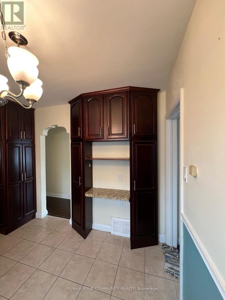 Upper - 233 Beta Street, Toronto, Ontario  M8W 4H7 - Photo 5 - W12845088