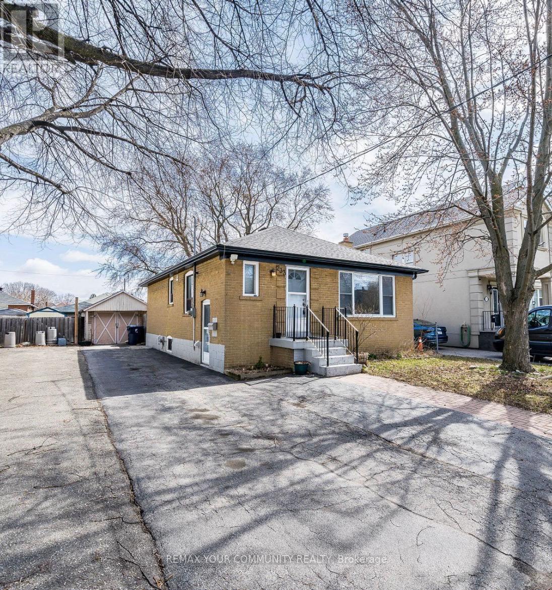 Upper - 233 Beta Street, Toronto, Ontario  M8W 4H7 - Photo 2 - W12845088