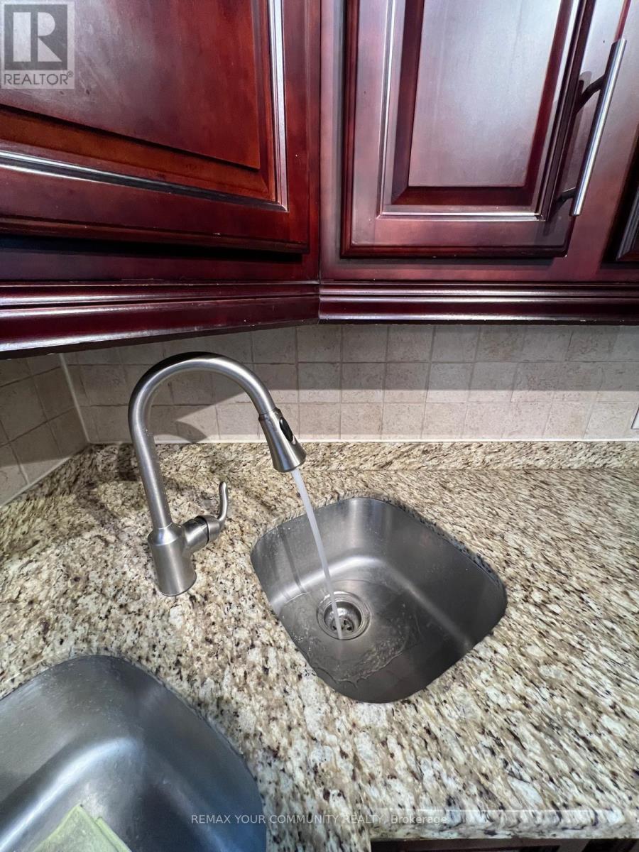 Upper - 233 Beta Street, Toronto, Ontario  M8W 4H7 - Photo 9 - W12845088