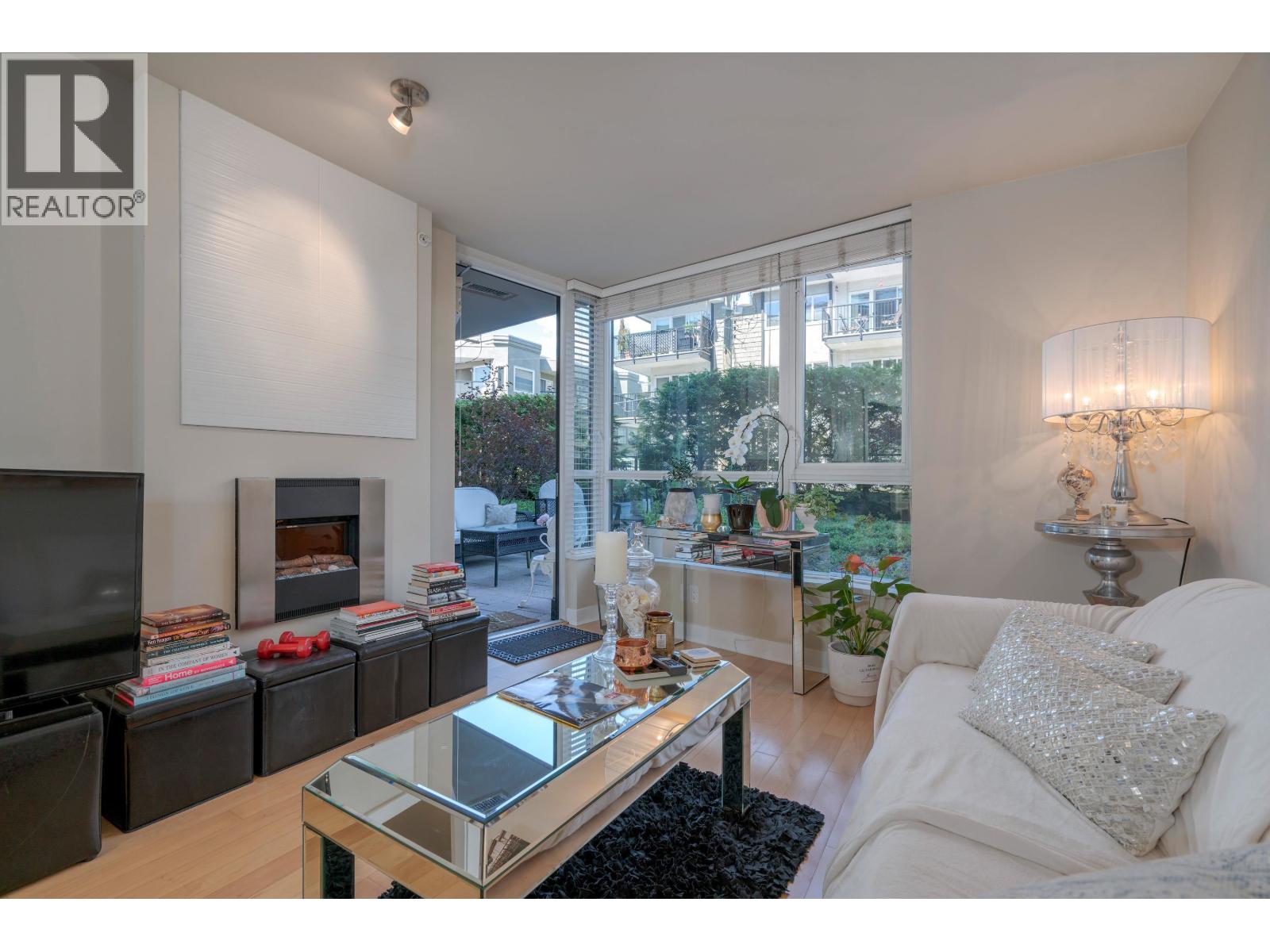 302 160 W 3rd Street, North Vancouver, British Columbia  V7M 0A9 - Photo 2 - R3095253