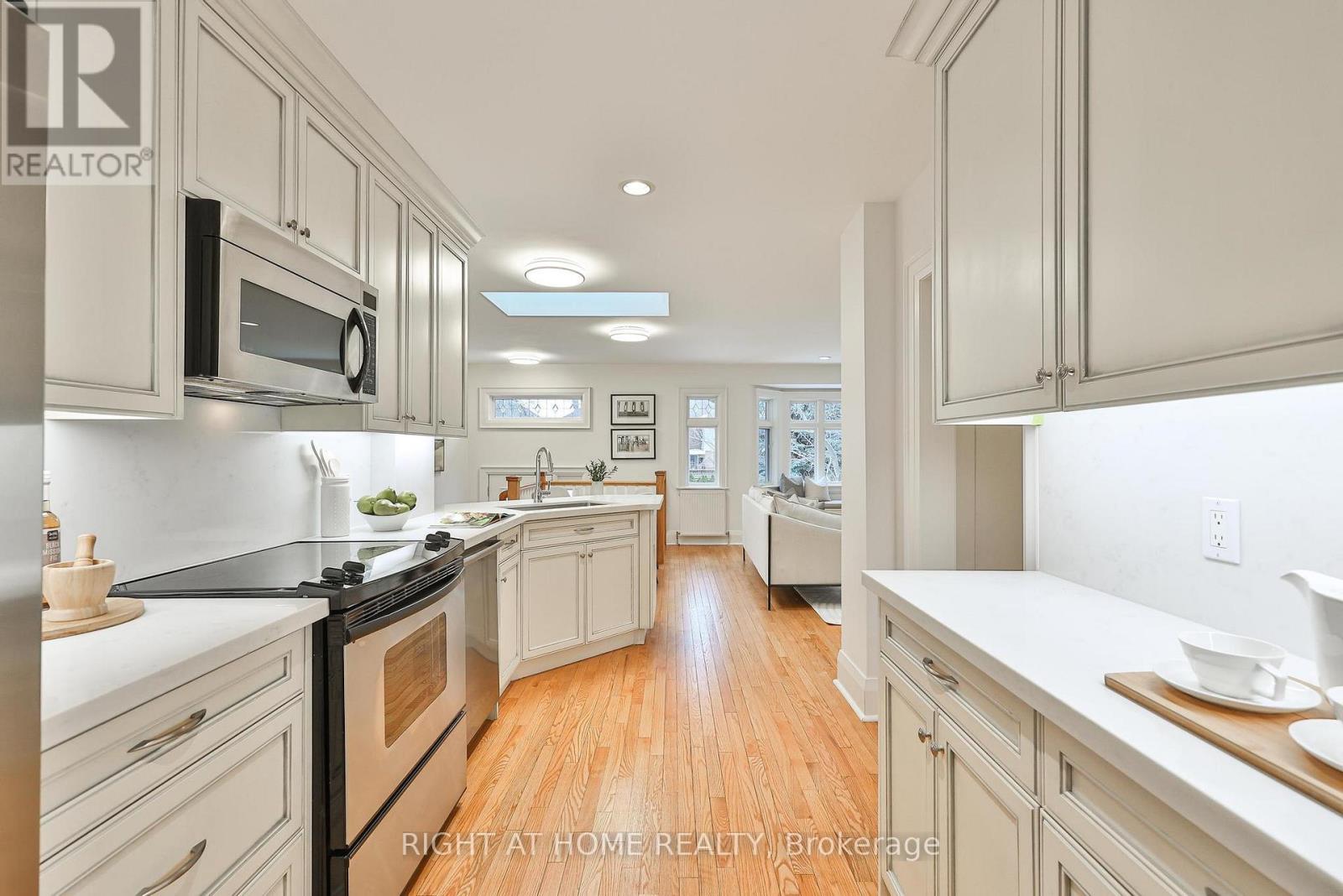 25 Fleming Crescent, Toronto, Ontario  M4G 2A9 - Photo 15 - C12845798