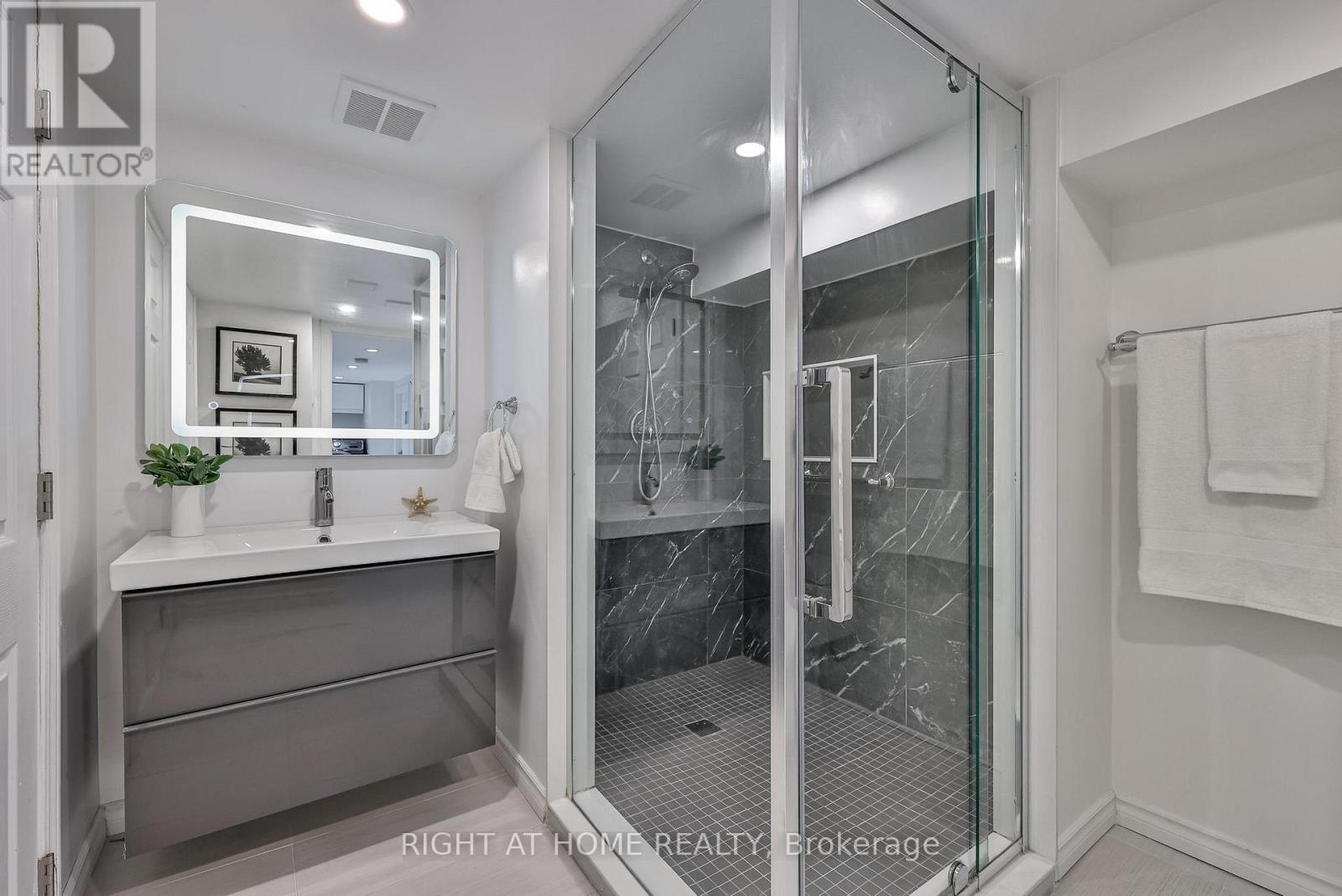 25 Fleming Crescent, Toronto, Ontario  M4G 2A9 - Photo 32 - C12845798