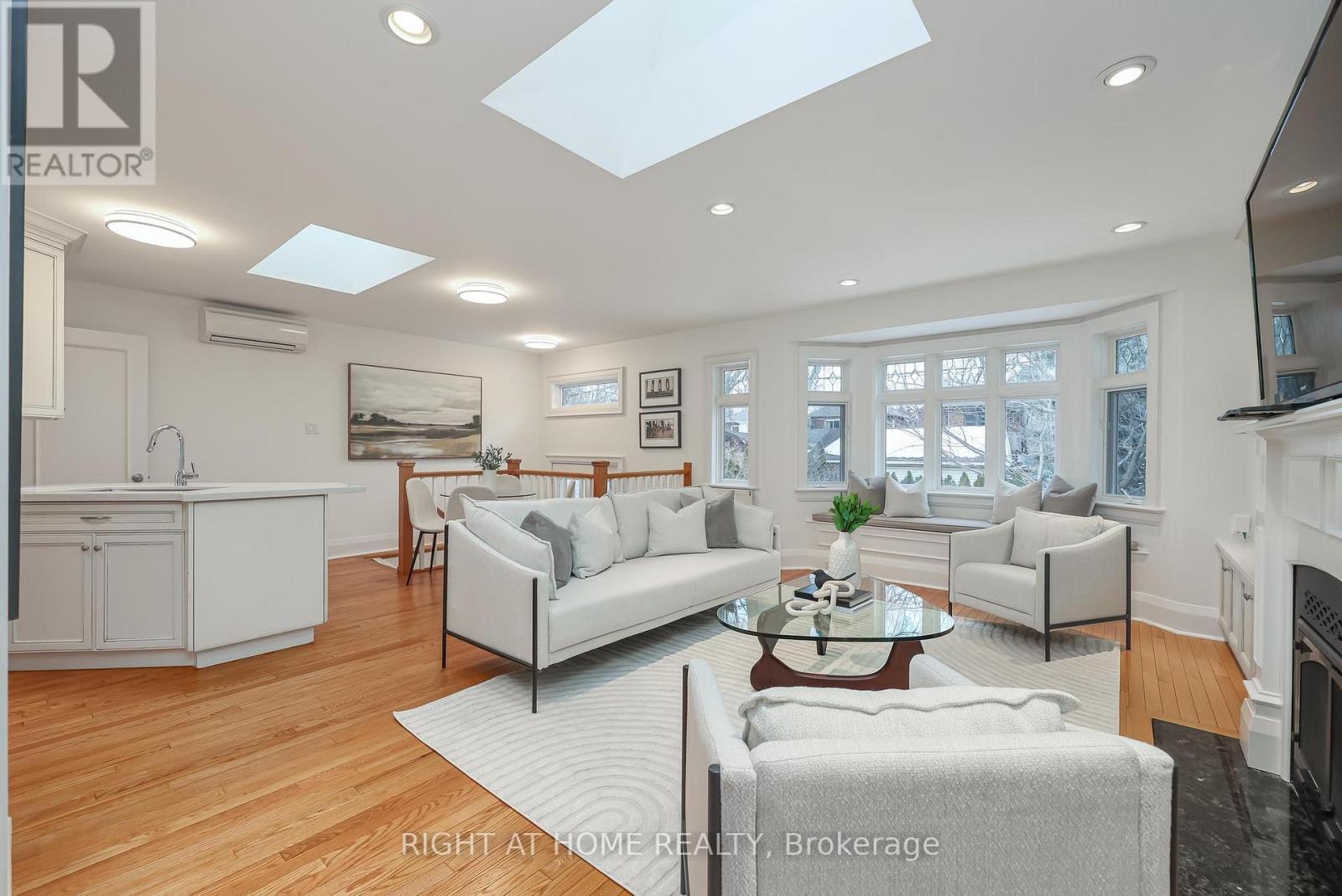 25 Fleming Crescent, Toronto, Ontario  M4G 2A9 - Photo 6 - C12845798