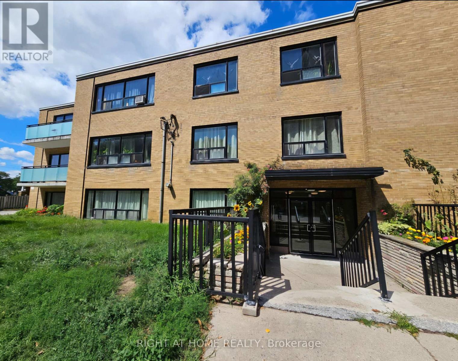 101 - 20 Cosburn Avenue, Toronto, Ontario  M4K 2E7 - Photo 2 - E12845822