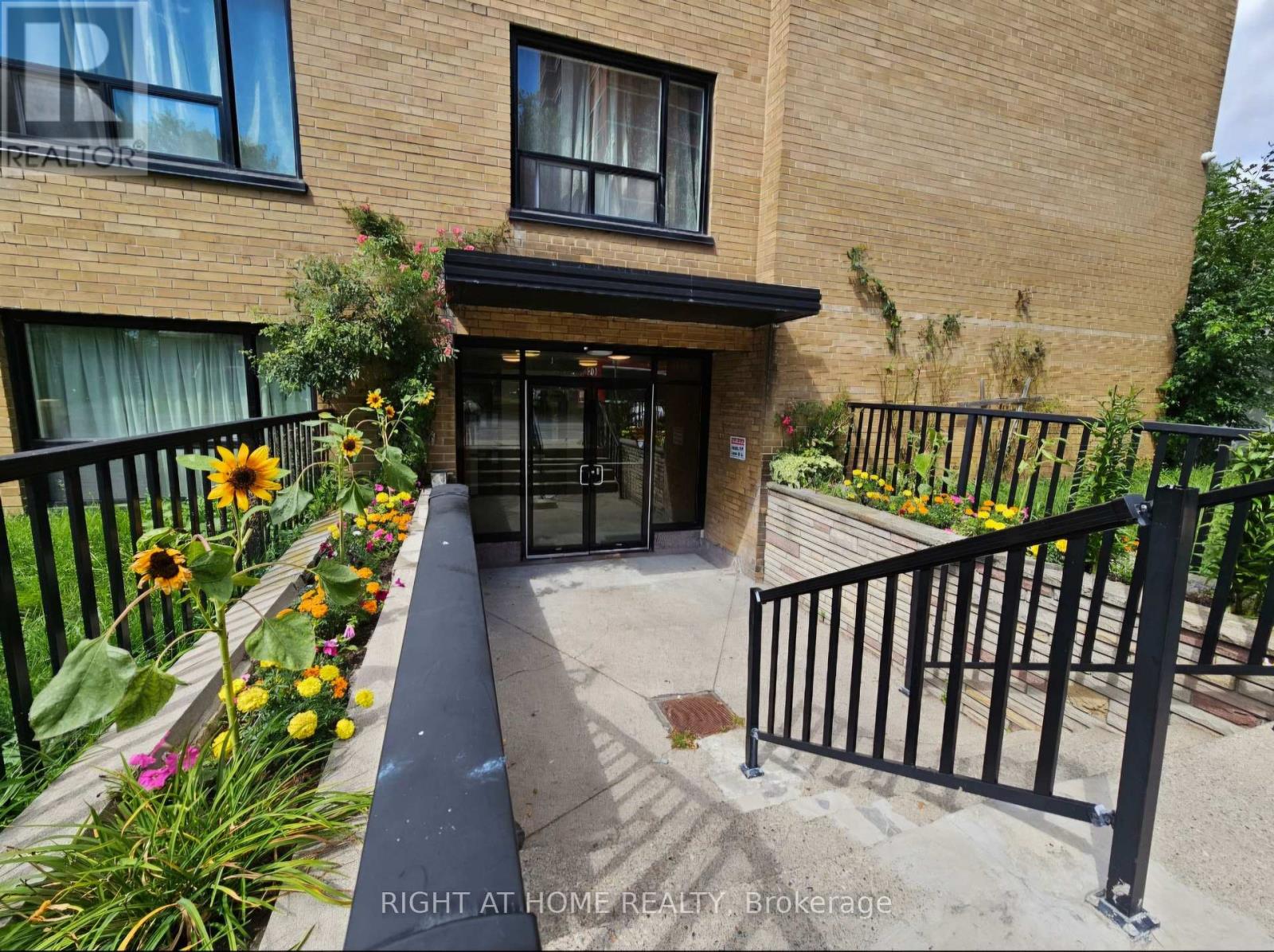 101 - 20 Cosburn Avenue, Toronto, Ontario  M4K 2E7 - Photo 4 - E12845822