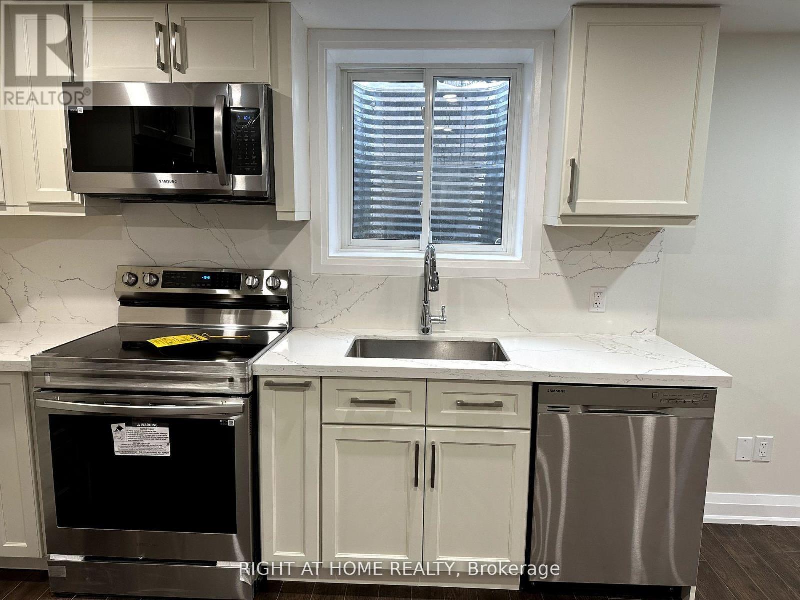 11 Law Crescent, Richmond Hill, Ontario  L4C 5K7 - Photo 4 - N12845770