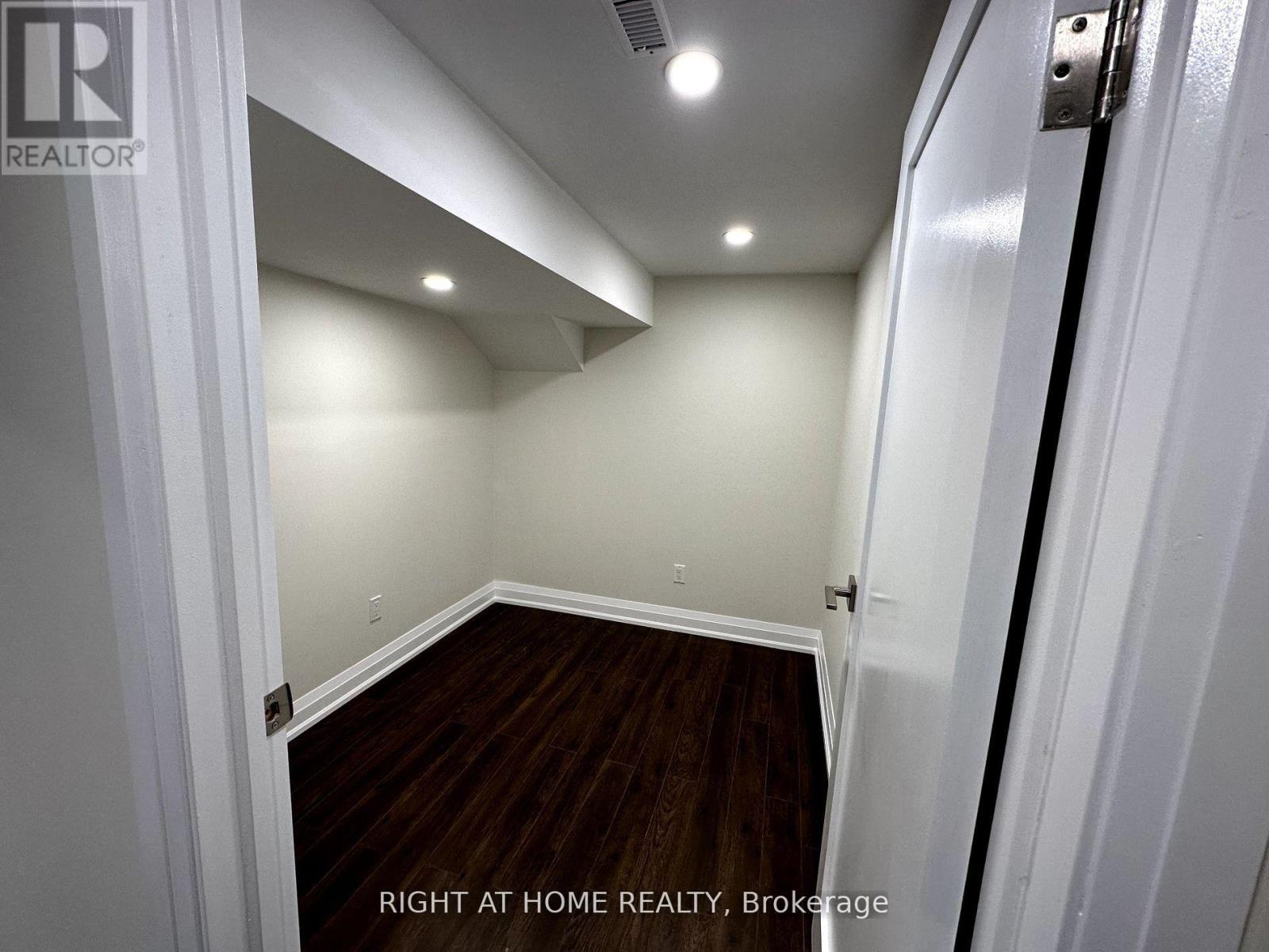 11 Law Crescent, Richmond Hill, Ontario  L4C 5K7 - Photo 6 - N12845770