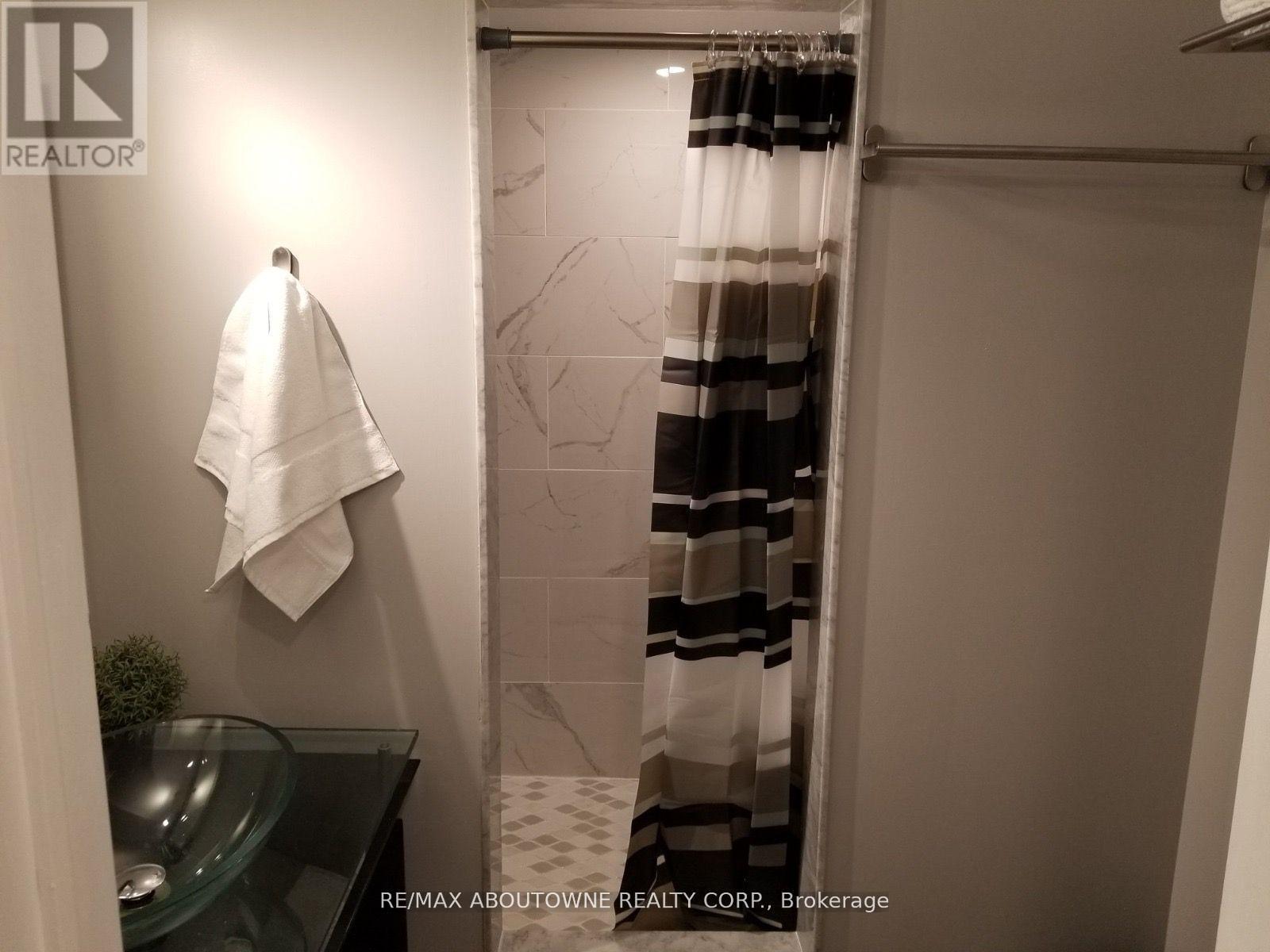 1601 Sandgate Crescent, Mississauga, Ontario  L5J 2E3 - Photo 30 - W12845810