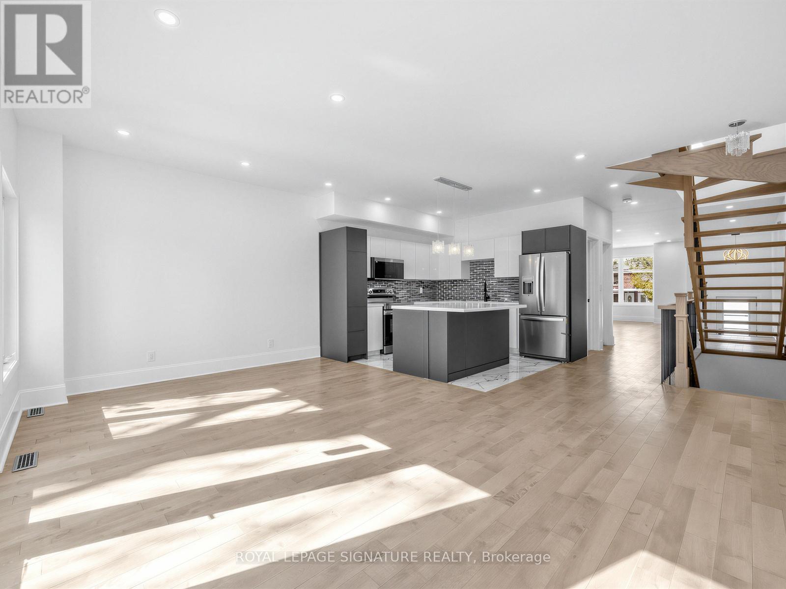 21b Roseland Drive, Toronto, Ontario  M8W 1Y3 - Photo 10 - W12845882