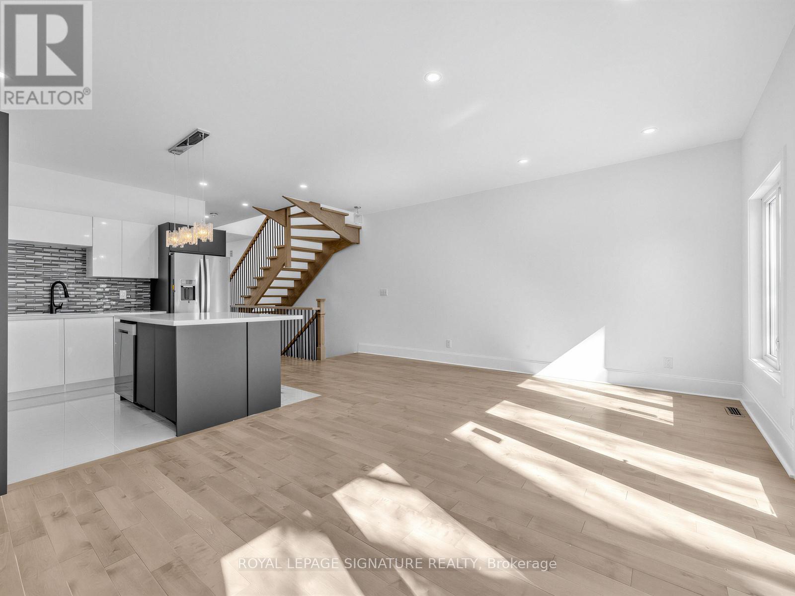 21b Roseland Drive, Toronto, Ontario  M8W 1Y3 - Photo 11 - W12845882