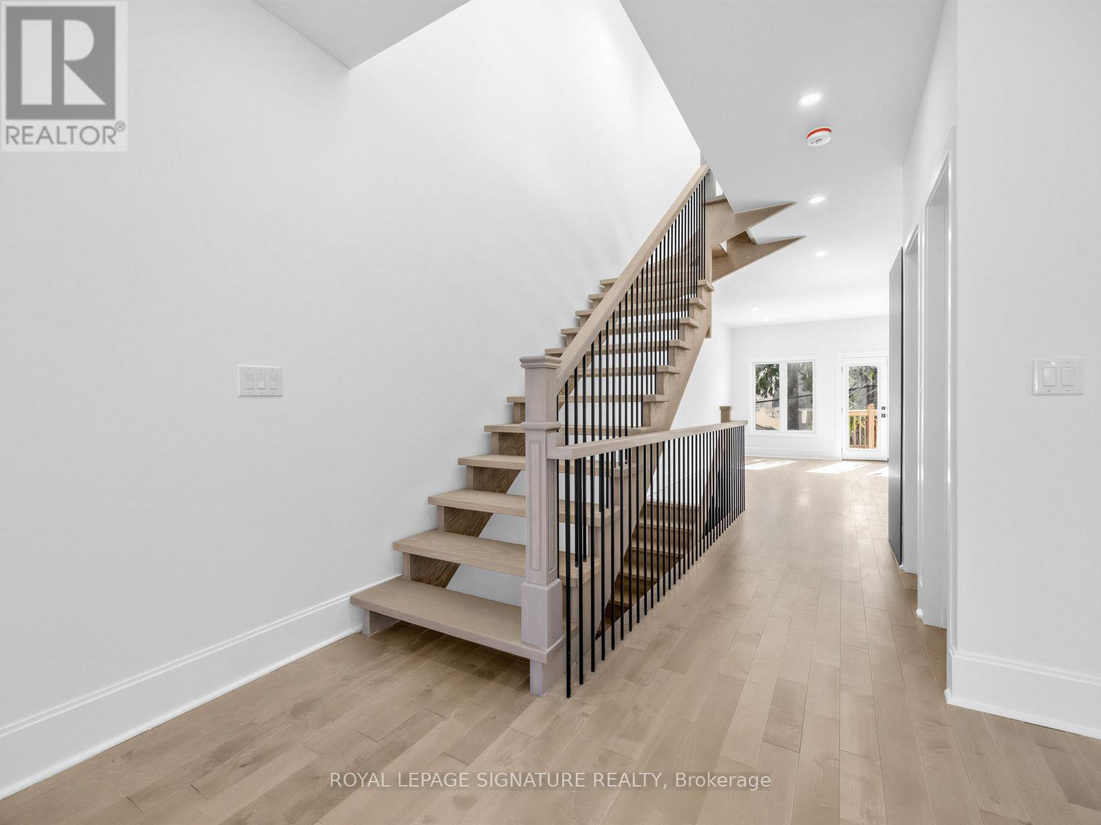 21b Roseland Drive, Toronto, Ontario  M8W 1Y3 - Photo 14 - W12845882