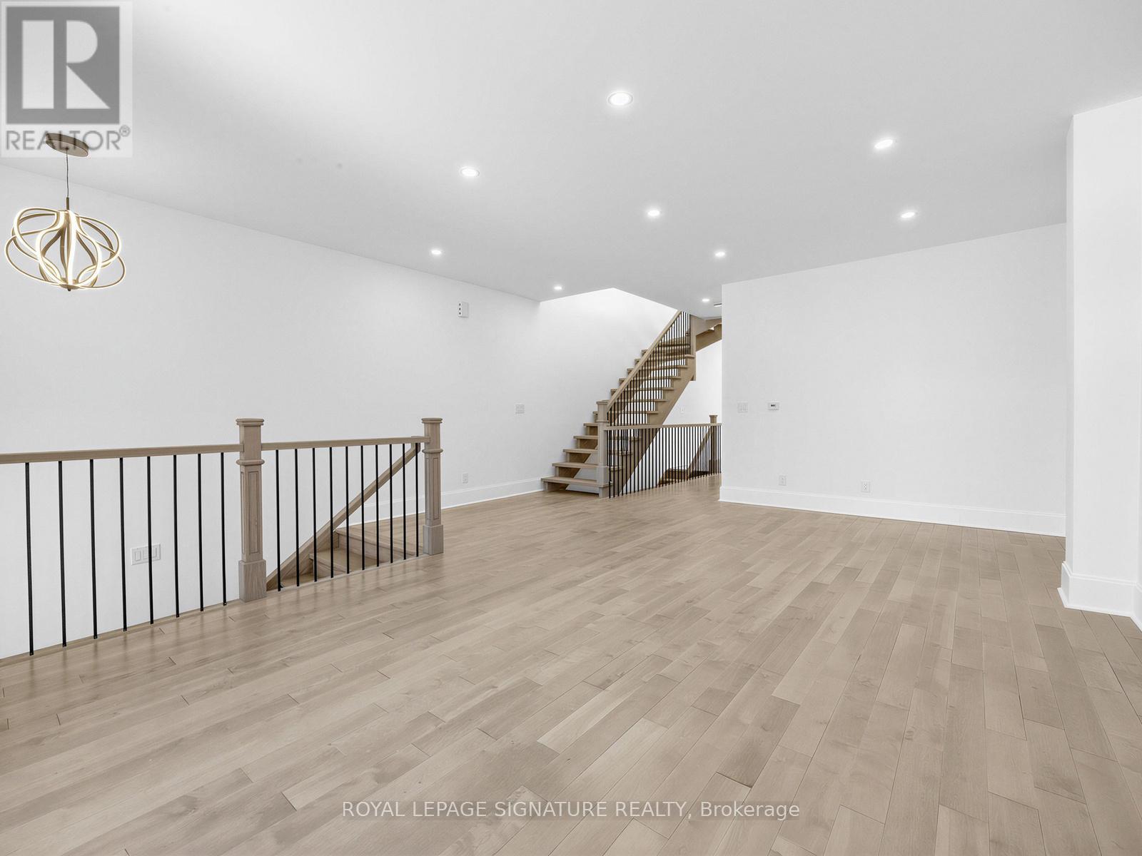 21b Roseland Drive, Toronto, Ontario  M8W 1Y3 - Photo 5 - W12845882