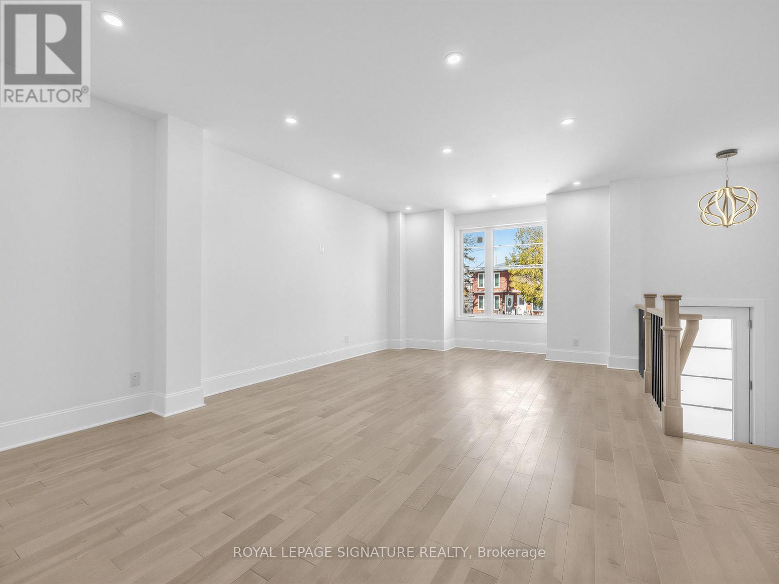 21b Roseland Drive, Toronto, Ontario  M8W 1Y3 - Photo 7 - W12845882