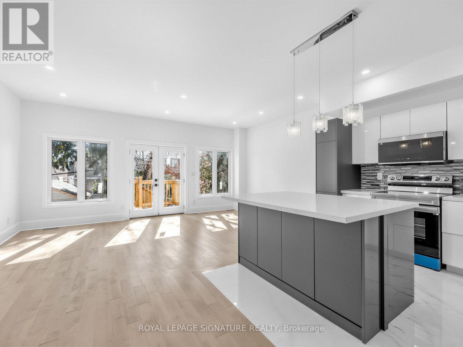 21b Roseland Drive, Toronto, Ontario  M8W 1Y3 - Photo 8 - W12845882