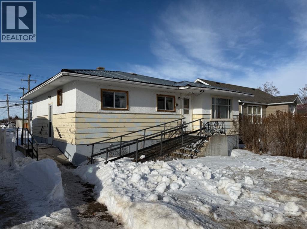 709 Centre Street, Hanna, Alberta  T0J 1P0 - Photo 1 - A2290205