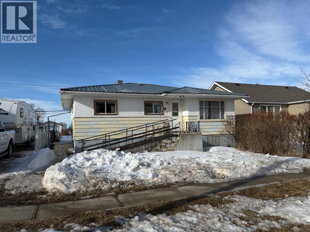709 Centre Street, Hanna, Alberta  T0J 1P0 - Photo 2 - A2290205