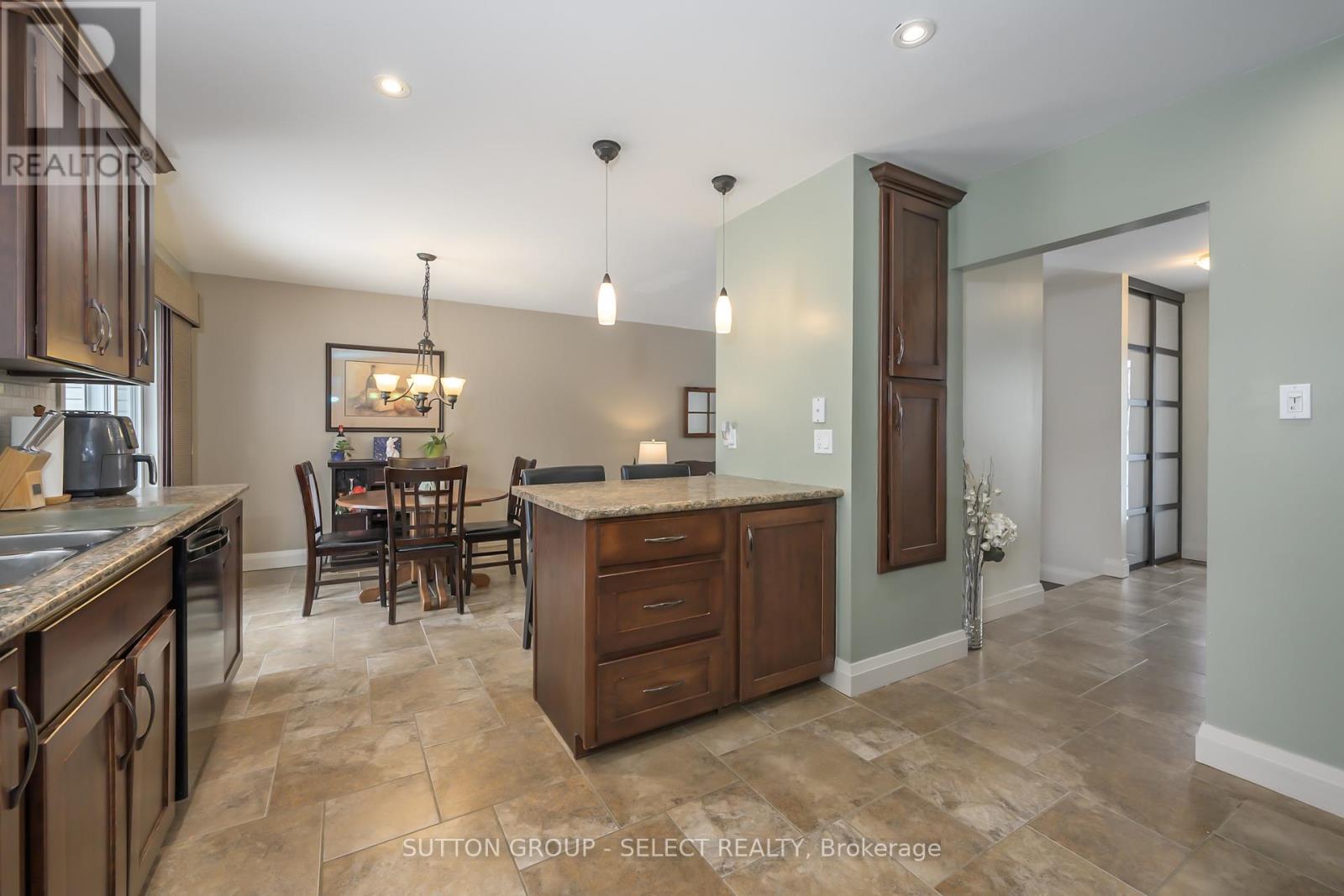 99 Inverary Crescent, London North, Ontario  N6G 3L7 - Photo 11 - X12846004