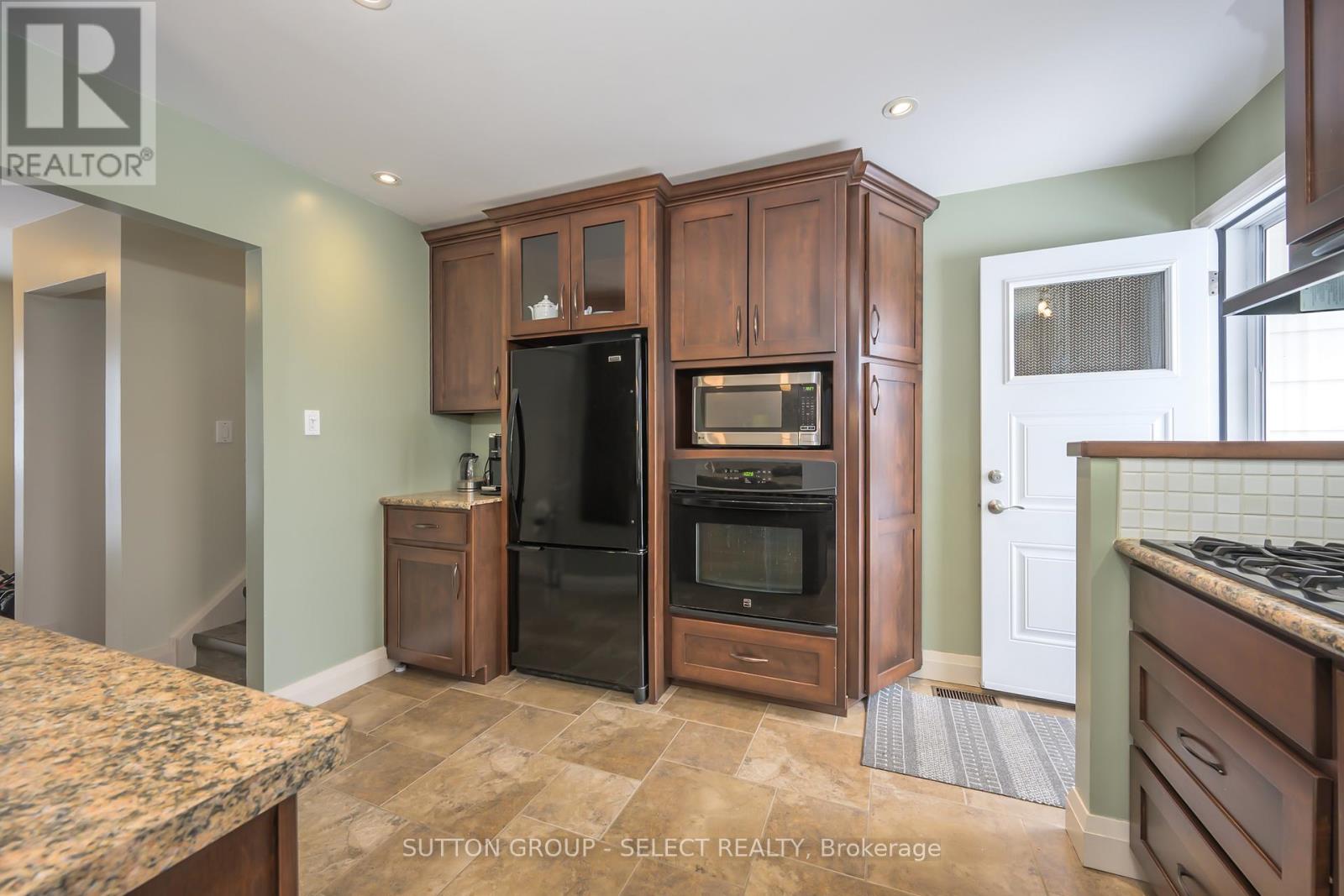 99 Inverary Crescent, London North, Ontario  N6G 3L7 - Photo 12 - X12846004