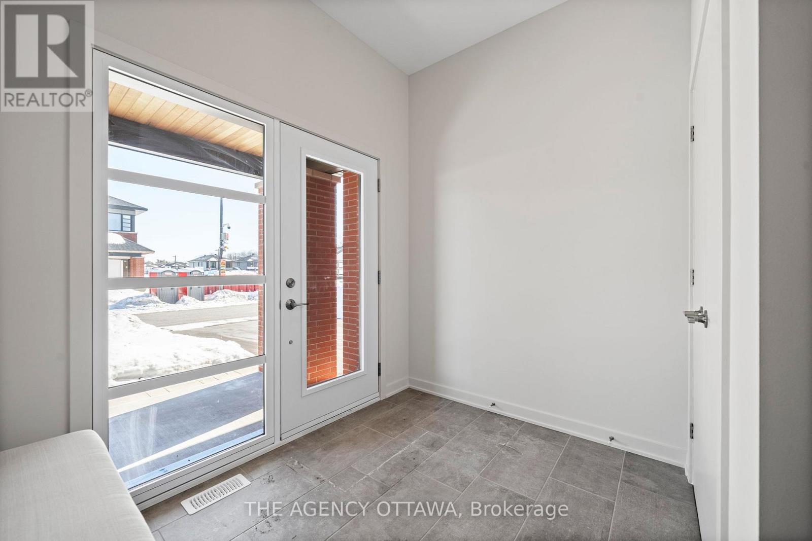 386 Walden Drive, Ottawa, Ontario  K2K 0M9 - Photo 4 - X12845994