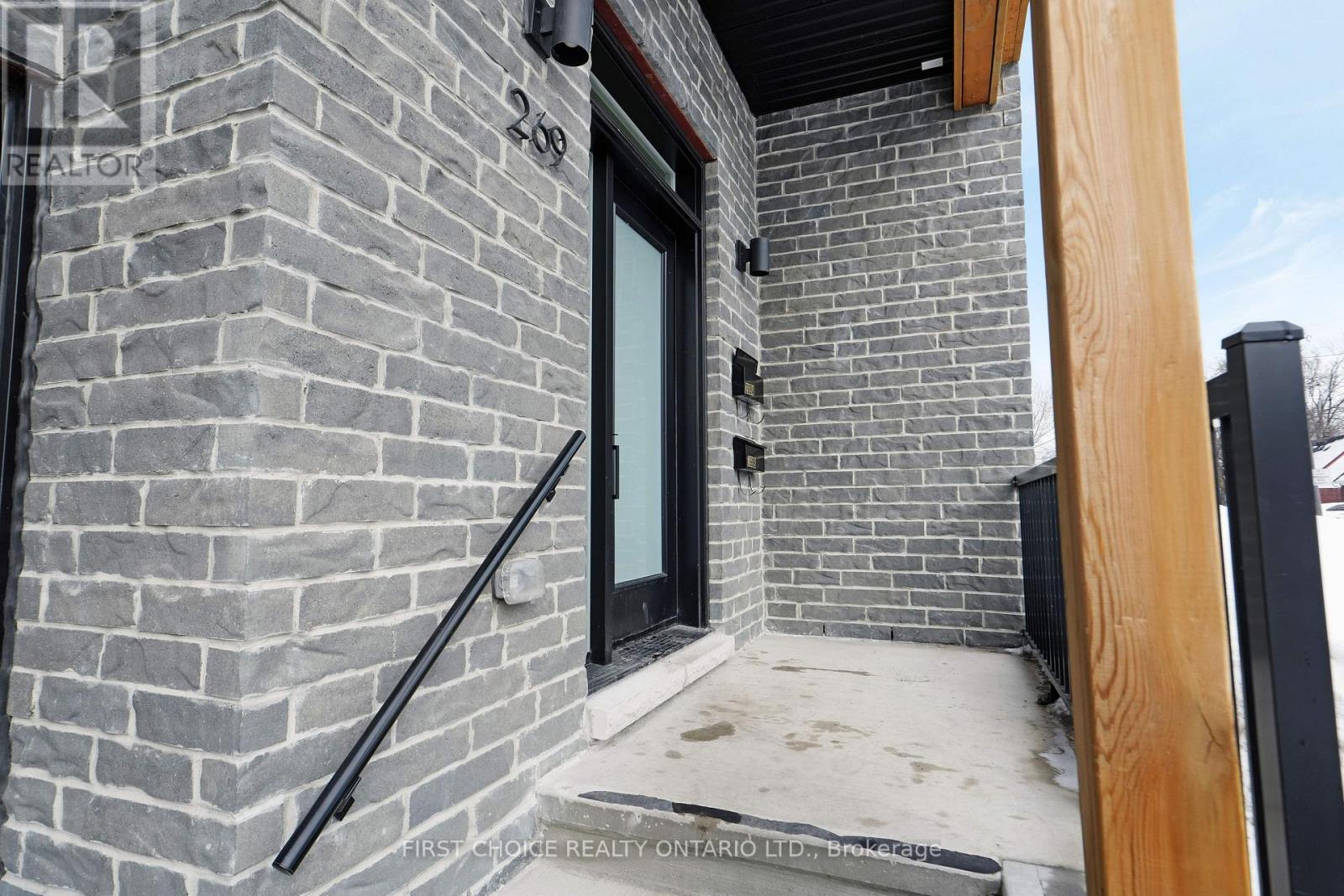 269 Queen Mary Street, Ottawa, Ontario  K1K 1X1 - Photo 4 - X12846032