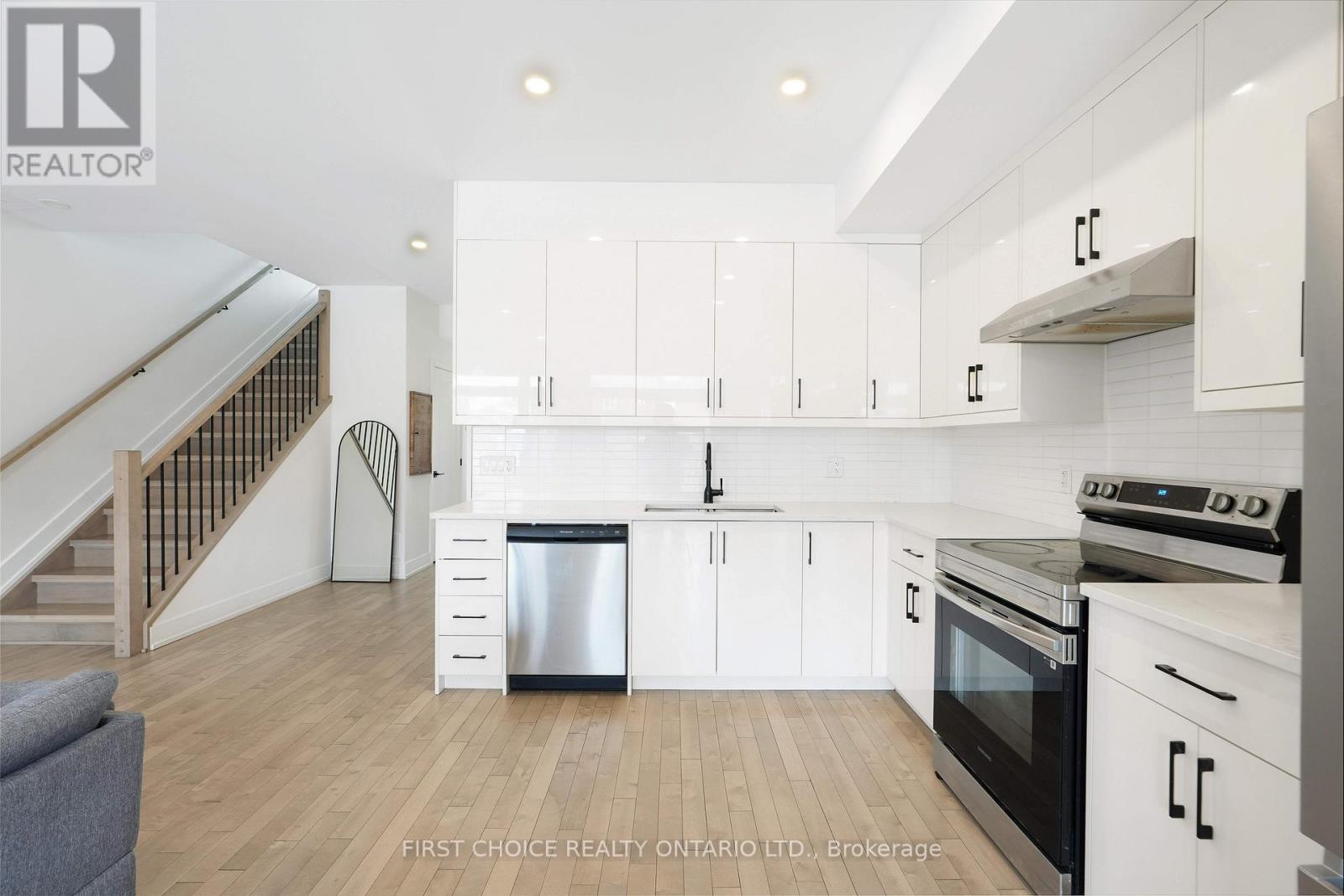 271 Queen Mary Street, Ottawa, Ontario  K1K 1X1 - Photo 11 - X12846038