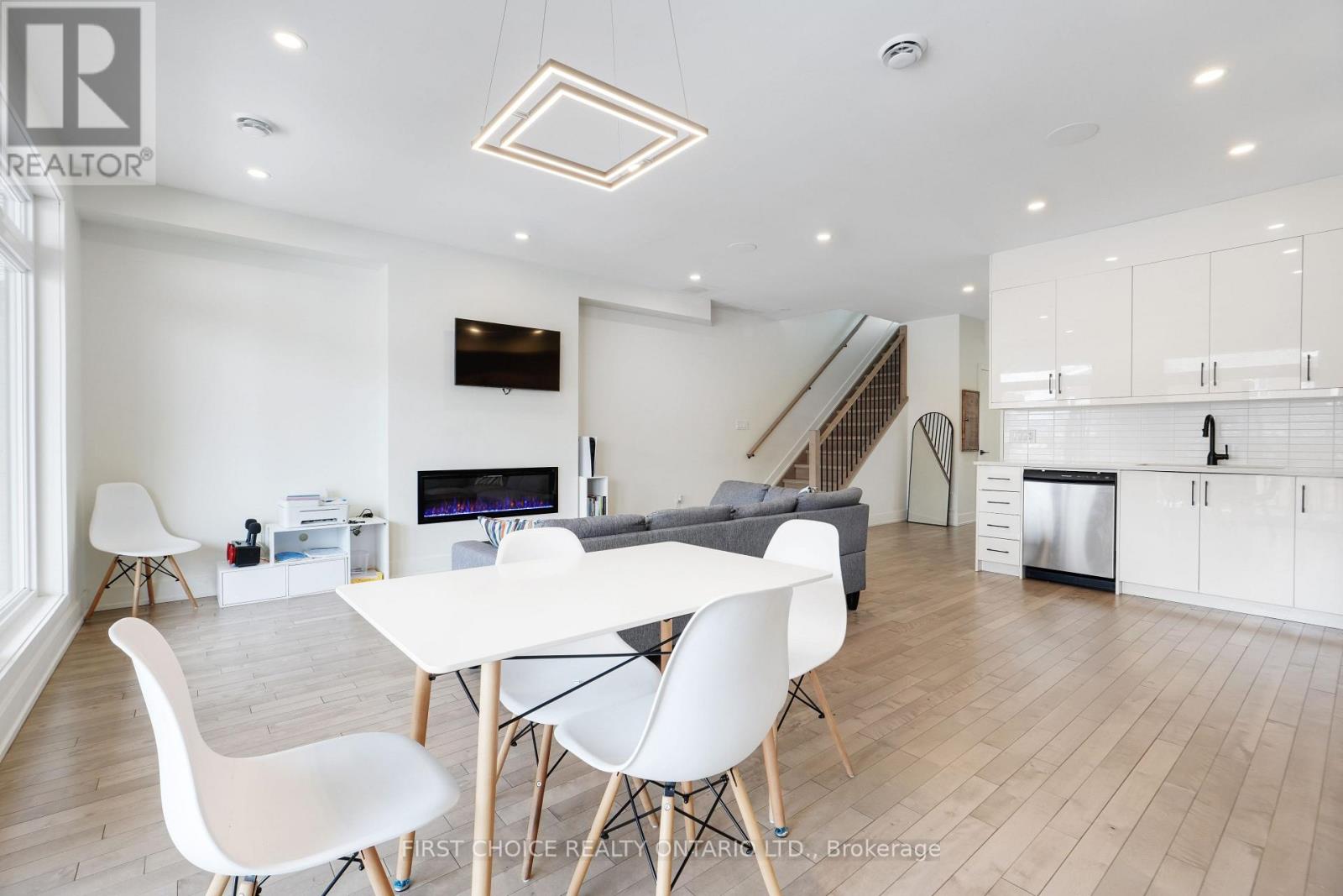 271 Queen Mary Street, Ottawa, Ontario  K1K 1X1 - Photo 14 - X12846038