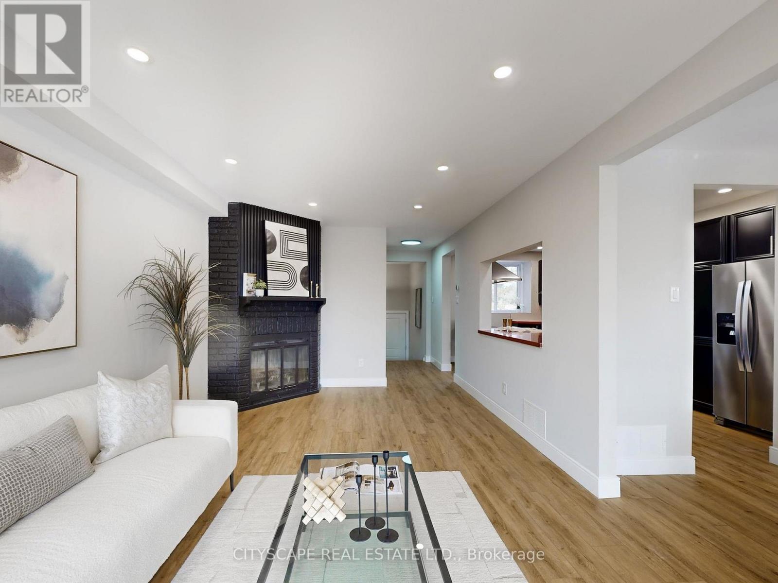 1484 Credit Woodlands Court, Mississauga, Ontario  L5C 3J5 - Photo 8 - W12845816