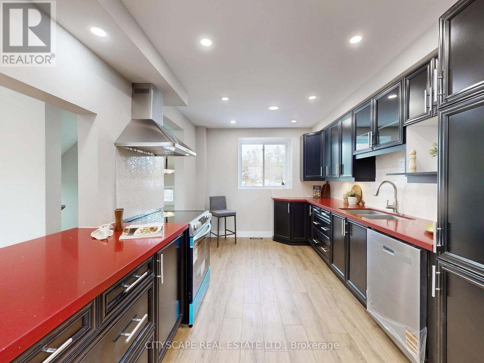 1484 Credit Woodlands Court, Mississauga, Ontario  L5C 3J5 - Photo 11 - W12845816