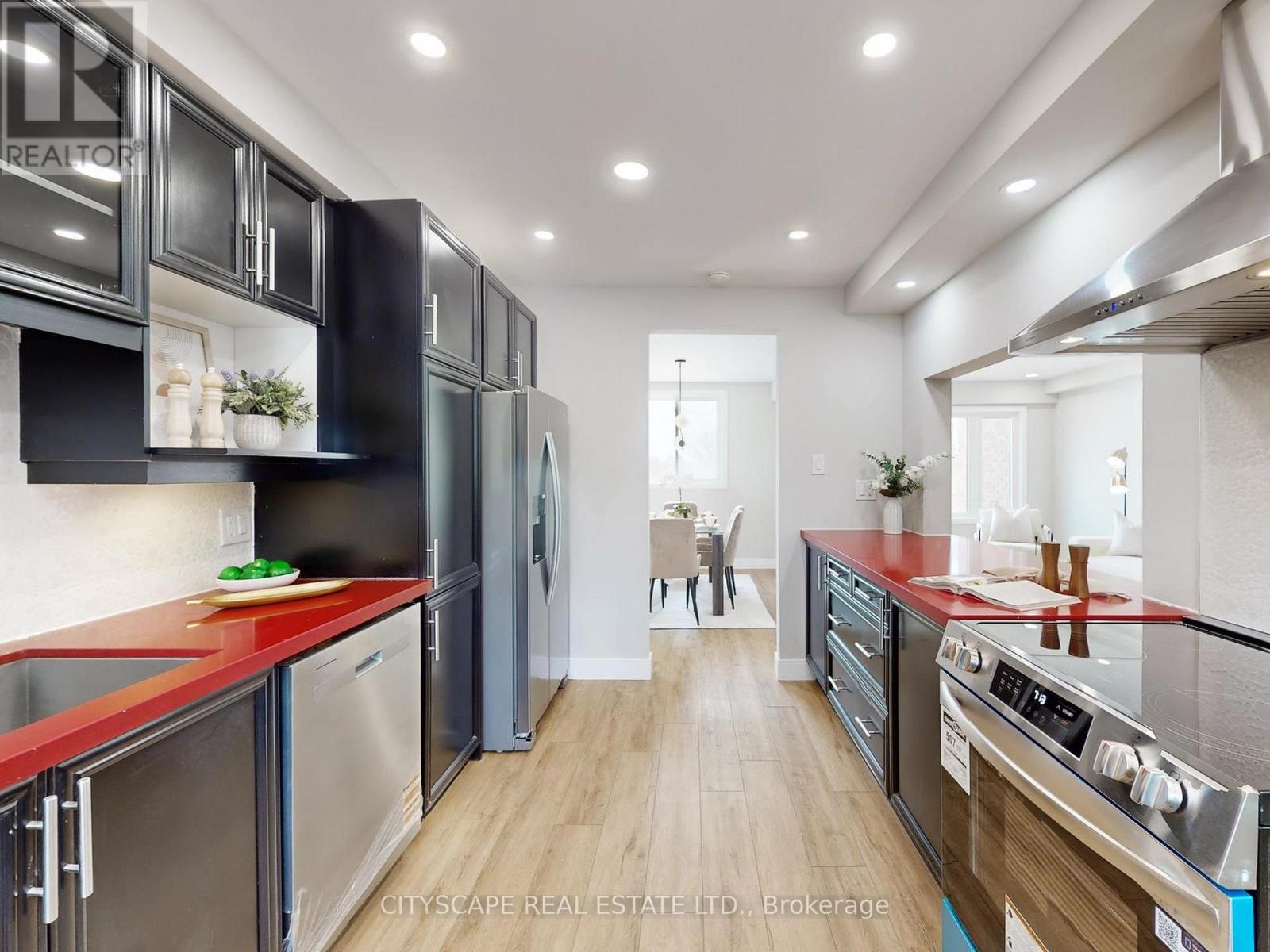 1484 Credit Woodlands Court, Mississauga, Ontario  L5C 3J5 - Photo 12 - W12845816