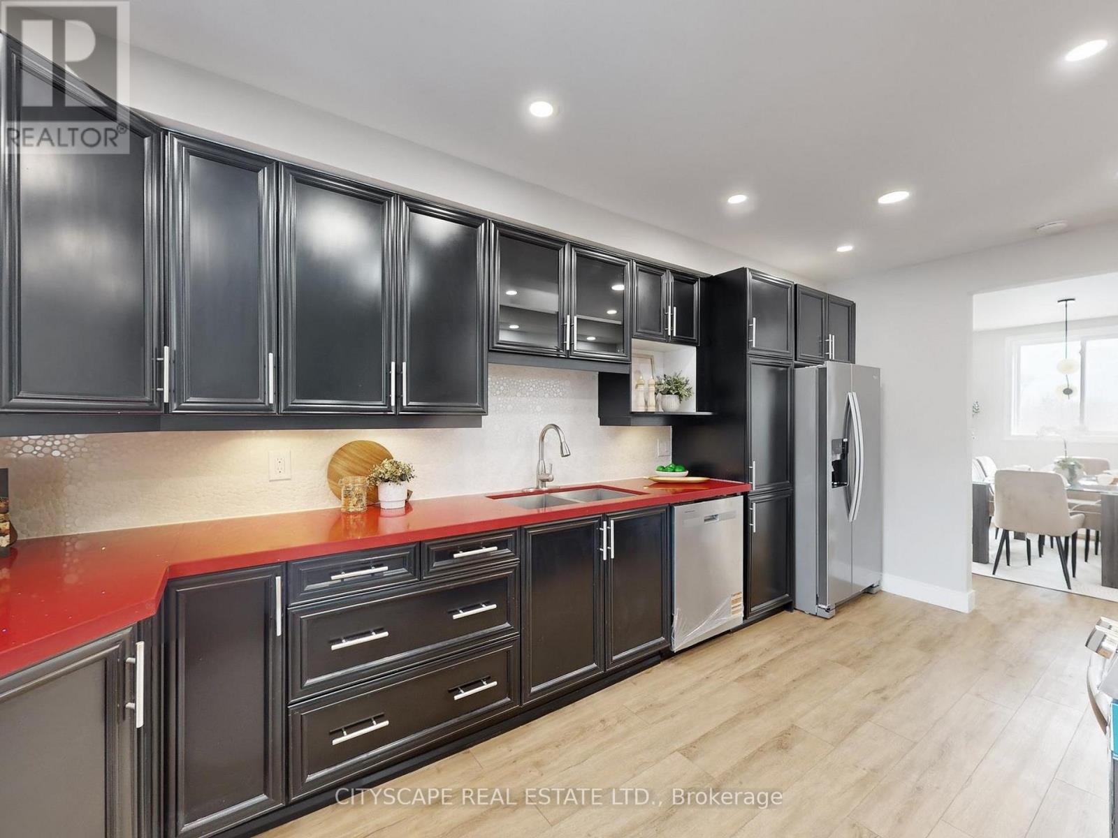 1484 Credit Woodlands Court, Mississauga, Ontario  L5C 3J5 - Photo 13 - W12845816