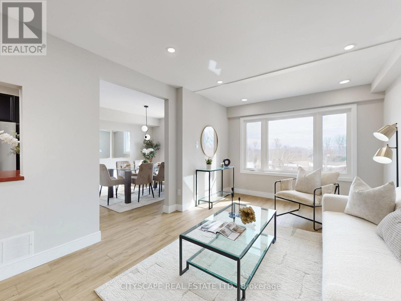 1484 Credit Woodlands Court, Mississauga, Ontario  L5C 3J5 - Photo 6 - W12845816