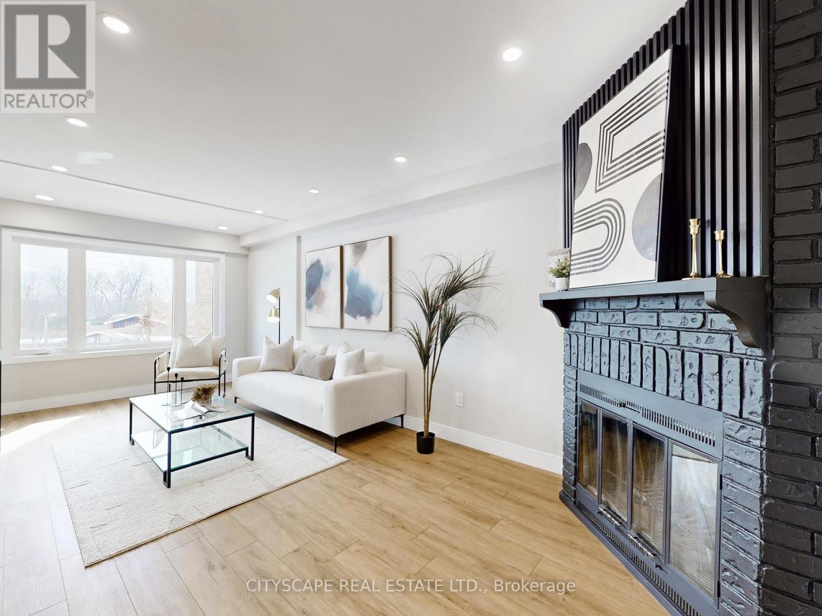 1484 Credit Woodlands Court, Mississauga, Ontario  L5C 3J5 - Photo 7 - W12845816