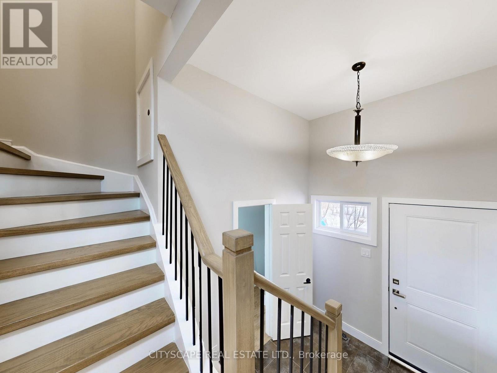 1484 Credit Woodlands Court, Mississauga, Ontario  L5C 3J5 - Photo 16 - W12845816